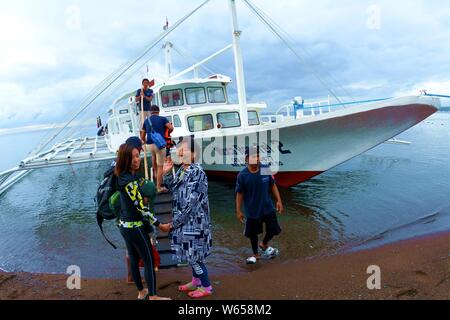 ------ Chinesische Touristen genießen Tauchen in der Apo Island, Dumaguete, die Philippinen, 30. Januar 2017. Philippinisches Tourismus Sekretär Bernt Stockfoto