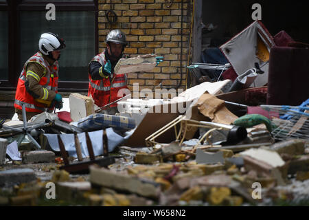 Notdienste an der Szene in Garratt Lane, Wandsworth, London, wo drei Menschen in eine Gasexplosion in einem Mehrfamilienhaus verletzt worden. Stockfoto