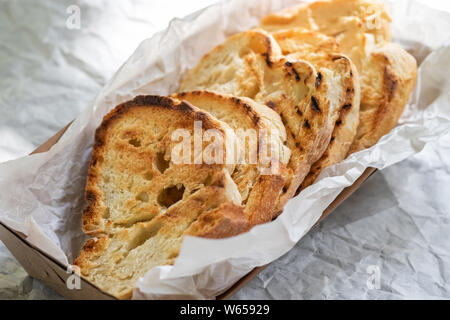 Geröstetes baguette Slice auf weißem Hintergrund. Toast, crouton. Ansicht von oben Stockfoto