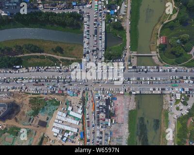 In diesem Luftbild, Hunderte von benutzte Autos für Verkauf auf der Straßen, die dem Verkehr Einflüsse, in Zhengzhou city gesäumt sind, die zentrale China Henan Stockfoto