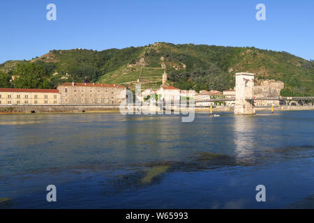 Anzeigen von Tournon-sur-Rhône am Ufer der Rhone aus der anderen Seite des Flusses in Tain l'Hermitage, Frankreich Stockfoto