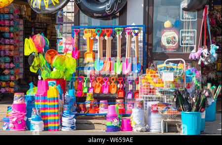 Lyme Regis, Dorset, Großbritannien. 31. Juli 2019. UK Wetter: die hellen und sonnigen Morgen in Lyme Regis. Bunte Eimer und Spaten auf Verkauf ausserhalb eines Shop in den Badeort Lyme Regis. Credit: Celia McMahon/Alamy Leben Nachrichten. Stockfoto