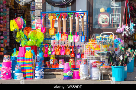 Lyme Regis, Dorset, Großbritannien. 31. Juli 2019. UK Wetter: die hellen und sonnigen Morgen in Lyme Regis. Bunte Eimer und Spaten auf Verkauf ausserhalb eines Shop in den Badeort Lyme Regis. Credit: Celia McMahon/Alamy Leben Nachrichten. Stockfoto