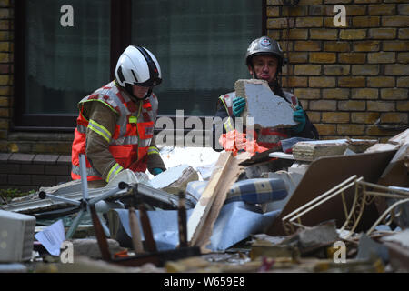 Notdienste an der Szene in Garratt Lane, Wandsworth, London, wo drei Menschen in eine Gasexplosion in einem Mehrfamilienhaus verletzt worden. Stockfoto