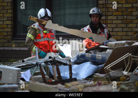 Notdienste an der Szene in Garratt Lane, Wandsworth, London, wo drei Menschen in eine Gasexplosion in einem Mehrfamilienhaus verletzt worden. Stockfoto