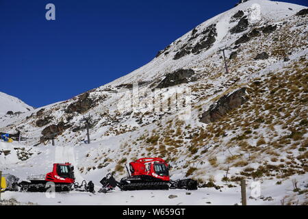 Schönen Schnee dicke Schicht Schnee auf klaren blauen Himmel Skigebiet Winter Wildnis Natur Landschaft im Juni Queenstown Neuseeland bemerkenswerte Ski Stockfoto