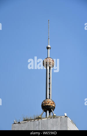 Ein blitzableiter, die den Oriental Pearl TV Tower ähnelt in Shanghai auf dem Dach eines Gebäudes in Binzhou Stadt zu sehen ist, wird der Osten China Shandong pr Stockfoto