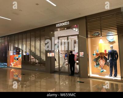 ---- Blick auf eine Boutique von Hermes in Shanghai, China, 6. August 2018. Globale Luxus Marken von Prada zu LVMH Investieren in China zum ersten Stockfoto