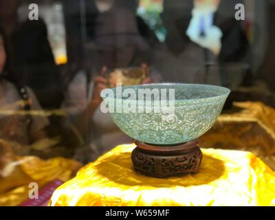 Besucher anzeigen dünnste Hetian Jade der Welt Schüssel in einem Museum in der Stadt Urumqi, Xinjiang im Nordwesten Chinas Provinz, 28. August 2018. Die xinjiang Reco Stockfoto