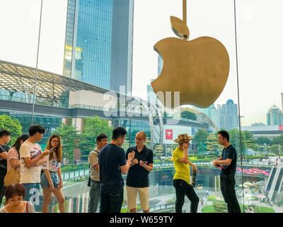 Kunden reden, als sie ihre iPhone Smartphones in einem Apple Store in der Stadt Guangzhou, die südchinesische Provinz Guangdong, 26. Juli 2018. Apple Inc. b Stockfoto