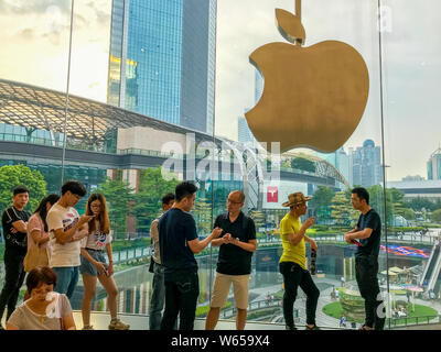 Kunden reden, als sie ihre iPhone Smartphones in einem Apple Store in der Stadt Guangzhou, die südchinesische Provinz Guangdong, 26. Juli 2018. Apple Inc. b Stockfoto