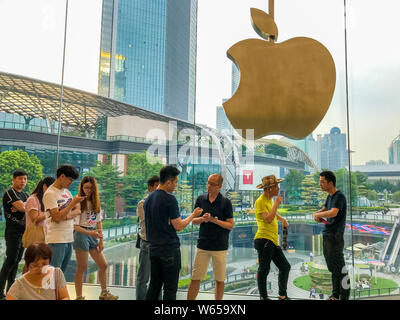 Kunden reden, als sie ihre iPhone Smartphones in einem Apple Store in der Stadt Guangzhou, die südchinesische Provinz Guangdong, 26. Juli 2018. Apple Inc. b Stockfoto