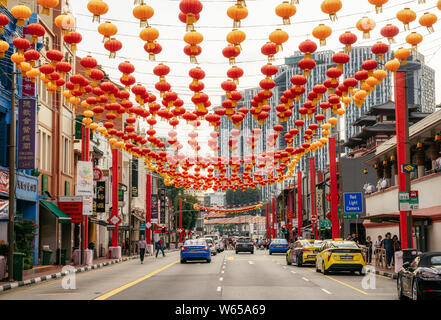 Chinatown, Singapur - Februar 8, 2019: Autos und Menschen auf der South Bridge Road in der Nähe von Sri Mariamman Tempel in der Chinatown mit bunten Laternen f Stockfoto