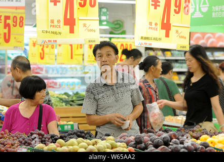 ---- Ein Kunde Geschäfte für Früchte in einem Supermarkt in Jiujiang Stadt, im Osten der chinesischen Provinz Jiangxi, 10. Juli 2018. Chinas Verbraucherpreisindex (CP Stockfoto