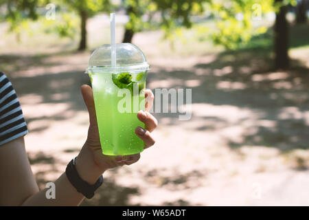 Nicht-alkoholische Kalk nehmen Sie trinken in weiblicher Hand Stockfoto