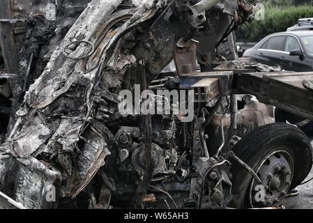 Ein Blick auf den Trümmern von zwei Lastwagen in Brand, der durch einen Absturz, der zwei Menschen getötet, auf der 4. Ringstraße in Peking, China, 28. August 2018 verursacht verbrannt. Stockfoto