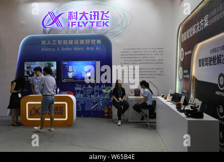 ---- Leute besuchen Sie den Stand von iFlytek während der Expo in Peking, China, 2. Juli 2018. Chinas große künstliche Intelligenz (KI) unternehmen iFlytek Stockfoto