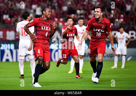 Brasilianische Fußballspieler Serginho, rechts, der Japanischen Kashima Antlers feiert mit seinen Mannschaftskameraden Leo Silva, nachdem er ein Ziel gegen China Tian Stockfoto