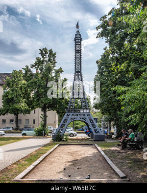 Mini Eiffelturm & Boules außerhalb des Centre français de Berlin. Eine deutsch-französische Kulturzentrum in Wedding, Berlin, Deutschland Stockfoto