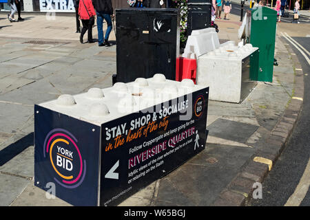 Anti-Terror-Fahrzeug Beton Straße Barriere Blöcke in der Innenstadt Straße York North Yorkshire England Großbritannien Großbritannien Stockfoto