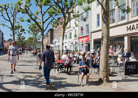 Im Sommer spazieren Shopper entlang der Allee mit Platanen im Stadtzentrum Parliament Street York North Yorkshire England Großbritannien Großbritannien Stockfoto