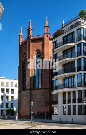 Berlin, Mitte. Der schöne neugotische Friedrichswerderschen Kirche ist als Ergebnis der Neubau um ihn herum geschlossen. Schlechte Stadtplanung. Stockfoto