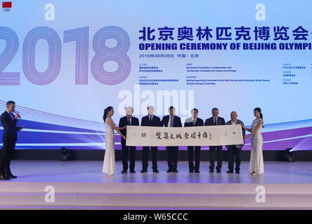 Beamte und Gäste nehmen an der Eröffnungsfeier der Olympischen Expo 2018 markiert das 10-jährige Jubiläum der Olympischen Spiele 2008 in Peking an der Beijin Stockfoto