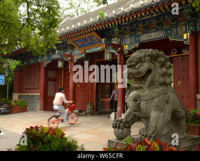 ---- Ein Student fährt Fahrrad, als sie den Haupteingang der Peking Universität in Peking, China, 13. Juli 2018 tritt. Absolventen von zwei Top u Stockfoto