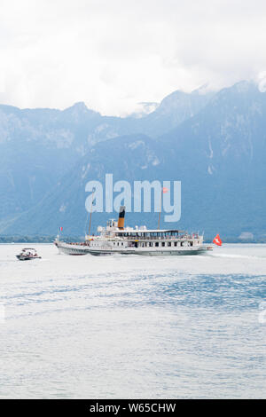 Die Belle Epoque restaurierten alten Tretboot namens Italie Kreuzfahrt auf dem Genfersee (Lac Leman) aus Montreux, Waadt, Schweiz mit Alpen Berg Stockfoto