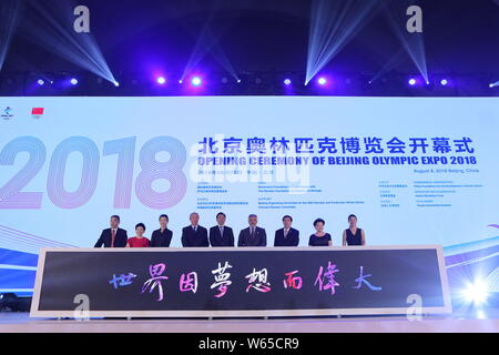 Beamte und Gäste nehmen an der Eröffnungsfeier der Olympischen Expo 2018 markiert das 10-jährige Jubiläum der Olympischen Spiele 2008 in Peking an der Beijin Stockfoto