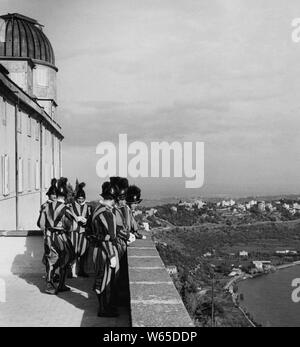 Schweizer Garde auf der Terrasse des Päpstlichen Palast, 1950 Stockfoto