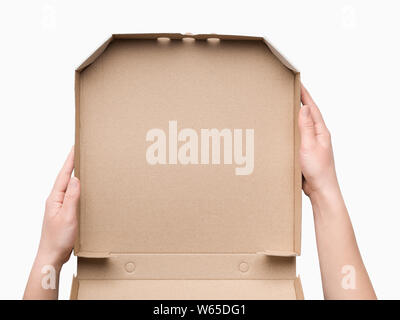 Kurier Hände halten Leere pizza box für die Lieferung Stockfoto