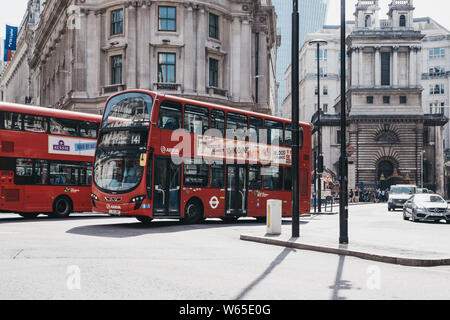 London, Großbritannien - 29 Juli, 2019: rote Doppeldeckerbusse auf einer Straße durch den U-Bahnhof Bank in der Londoner City, Londons berühmten finanzviertel Stockfoto