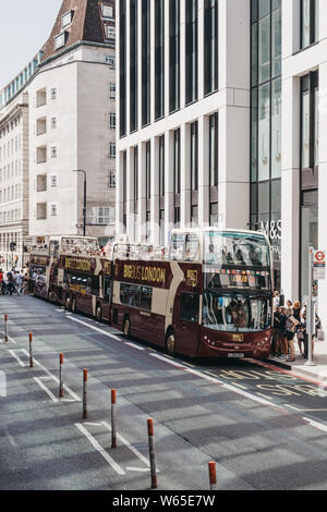 London, Großbritannien - 29 Juli, 2019: Zeile von oben offenen Big Bus Tour Busse auf einer Straße im Zentrum von London, selektive konzentrieren. London ist eine der meist besuchten Städte Stockfoto