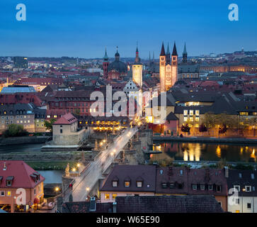 Würzburg, Deutschland. Antenne Stadtbild in der Dämmerung mit Alte Mainbrucke Brücke Stockfoto