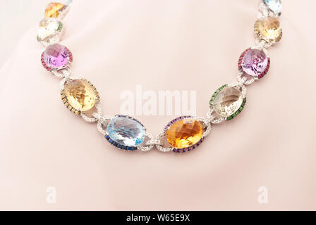 Weißes Gold Halskette mit blauen und gelben Saphir, Rubin, Amethyst, Granat und Diamanten Stockfoto