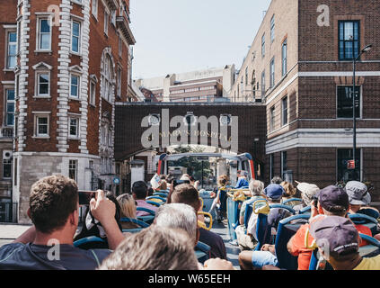 London, Großbritannien - 29 Juli, 2019: Touristen Fotos von der Oberseite des der tour bus in London an einem hellen Sommertag. Open Top Bus Touren sind unter t Stockfoto