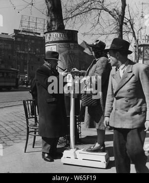 Öffentliche Balance auf einem Bürgersteig in Budapest, 1957 Stockfoto