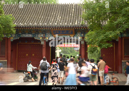 ------ Studenten geben Sie den Haupteingang der Peking Universität in Peking, China, 13. Juli 2018. Absolventen von zwei Universitäten in Peking wi Stockfoto