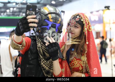 Chinesische cosers in Cosplay Kostüme gekleidet darstellen, während das Beijing International Comics & Animation Festival 2018 in Peking, China, 9. August 2018. Stockfoto