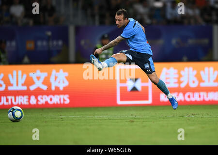 Glenville Adam James le Fondre, wie Adam le Fondre, ein englischer Fußballprofi von Sydney FC bekannten Versuche im Freundschaftsspiel gegen Paris Saint-Germain in Suzhou Stadt zu schießen, der ostchinesischen Provinz Jiangsu, 30. Juli 2019. Paris Saint-Germain setzt ihre Asien Tour und Schrägstriche Sydney mit einem 3-0 in einem Freundschaftsspiel in Suzhou, Provinz Jiangsu, China vom 30. Juli 2019. Stockfoto