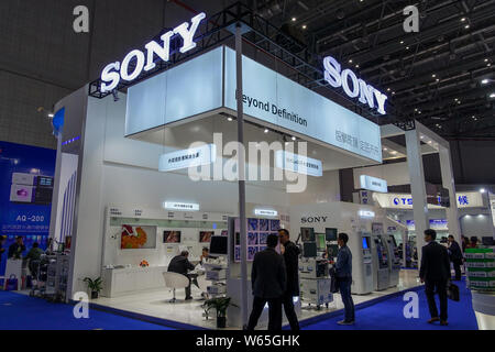 ---- Leute besuchen Sie den Stand von Sony während der 22 China (Shanghai) Internationale Medizinische Geräte Ausstellung in Shanghai, China, 13. April 2018. Stockfoto