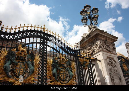 Sommer Tourismus außerhalb des Hauses der Königinnen von England in Großbritannien Stockfoto
