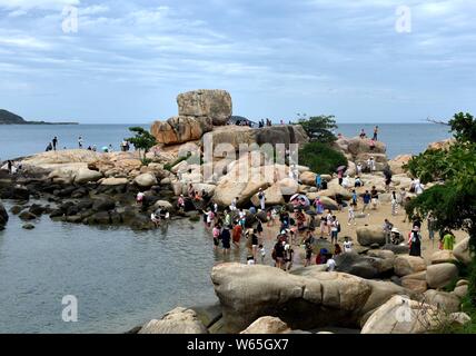 ---- Touristen, von denen die meisten aus China sind, besuchen Sie die Truong Son Berge in Nha Trang, Khanh Hoa Provinz, Vietnam, 12. August 2018. Vietnam wel Stockfoto