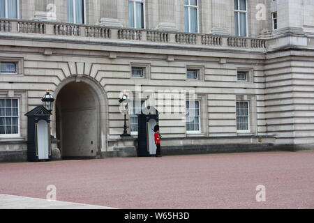 Die berühmten Wechsel von der Queen's Guard am Buckingham Palace in Großbritannien Stockfoto