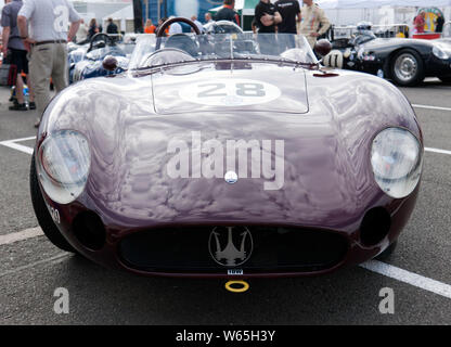 Vorderansicht eines 1957 Maserati 300S, in der Nationalen Fahrerlager warten auf das Qualifying des Stirling Moss Trophäe für Pre' 61 Sportwagen Stockfoto