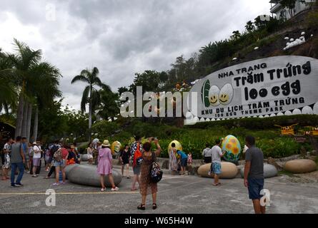 ---- Touristen, von denen die meisten aus China sind, besuchen Sie die 100 Ei Themenpark in Nha Trang, Khanh Hoa Provinz, Vietnam, 12. August 2018. Vietnam welco Stockfoto