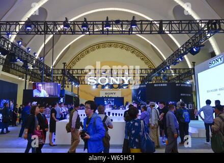 ---- Leute besuchen Sie den Stand von Sony während der Expo in Peking, China, 3. Mai 2018. Sony Produkte wurden zuerst in dem chinesischen Festland i eingeführt Stockfoto