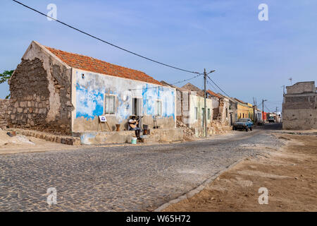 Man Gitarre spielen außerhalb eines Gebäudes in Rabil, Boa Vista, Kap Verde Stockfoto