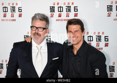 Amerikanische Schauspieler Tom Cruise, rechts, und der amerikanische Regisseur Christopher McQuarrie ankommen auf dem roten Teppich für die China Premiere des Films 'Mission: ICH Stockfoto